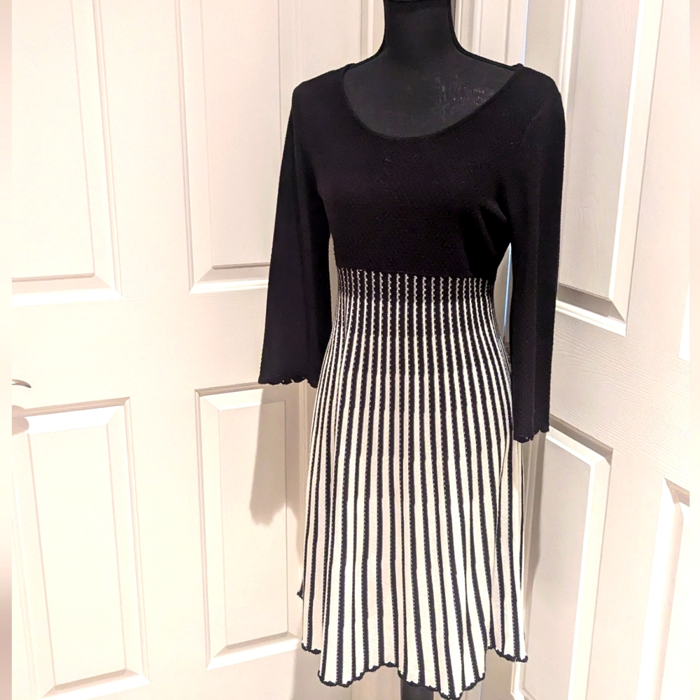 Black and white knit dress fits like a small